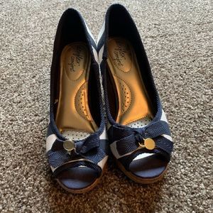 DSW Dexflex Comfort Navy White Wedge Heels Size 5